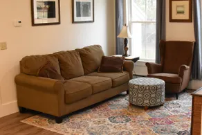 Bright 2 Bedroom On The Hill - Image 2