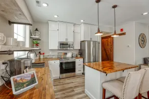 Farmhouse at Lincoln Suites — Smart Home, King Bed, Sheridan WY - Image 2