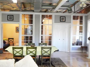 Deluxe corner apartment with riverfront views close to dining and downtown - Image 3
