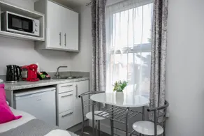 Cosy Flamingo Studio in Sydenham - Image 5