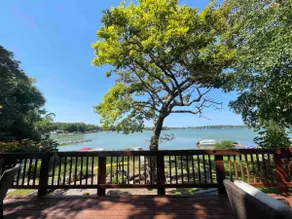 House on the Lake - Image 5