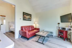 Downtown Suite close to the Beach (pet-friendly) - Image 3
