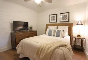 Beautiful 3 Bedroom Home near Lake and Night Life! - Image 5