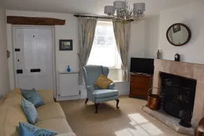 Period cottage in idyllic riverside location in prime Cotswolds village - Image 4