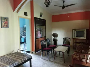 Entire bungalow with AC and parking for 3-4 cars - Image 3