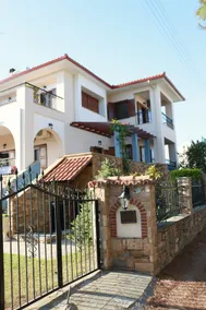 Rustic, luxurious, garden villa 70m from the sea. - Image 3