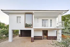 Designer house in a unique natural setting - Image 2