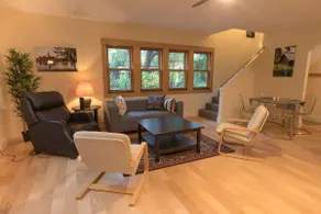 950 sq ft Guest House w/Gourmet Kitchen - Image 3