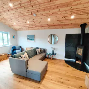 Dog & Family friendly lodge with log burner - Image 2