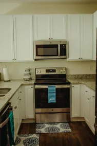 Light, airy 2/2 w/ pool, 5 min from beach! - Image 5