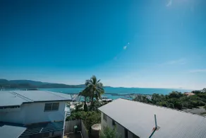 Central Airlie Stylish Townhouse - Sea Views & Pool - Image 3