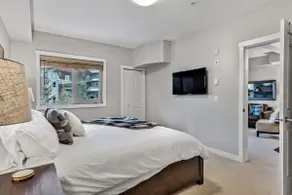 Best Relaxing King Bed Suite/Mtn. View, Heated Pool & Hot Tubs & Free Parking - Image 3