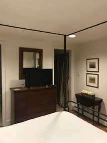 Bishop Suite - Private suite in historic Concord - Image 4