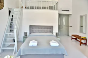 Port Mansion Studio 2 Hydra - first floor not a hotel - no cl eaning while guests inside - Image 4