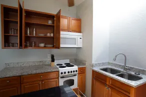 Private 1/1 Townhome centrally located in Orlando - Image 3