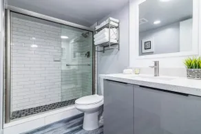 Modern 2BR Condo, Sleeps 6, Near Pines Shops - Image 4