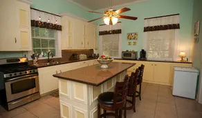 Southern-style home, just a short walk to downtown - Image 5