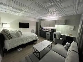 Hideaway studio 1… Modern Freetown Retreat - Image 4