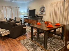 Lynbrook Family Manor~ Rustic 3 Bed /Pet friendly - Image 2