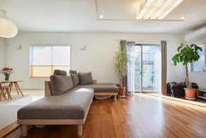 It is a two-story house, a stylish room where you can relax in a large space without the middle of the house.Free parking is included. - Image 3