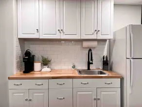 Cozy 1 Bed 1 Bath Suite w/ Kitchenette - Image 4