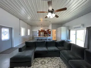 Deluxe Barndominium | King bed + Pkg - Image 2