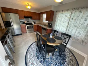 Executive/Pet Friendly/ Full Fence/3 bedroom home - Image 4