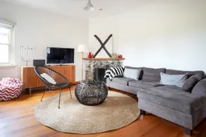 Art Deco Gem Entire 2BR Quiet⭐Wifi⭐Netflix⭐Parking - Image 4