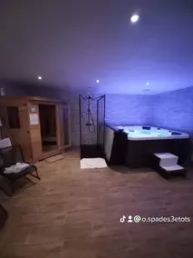 Room with hot tub - Image 3