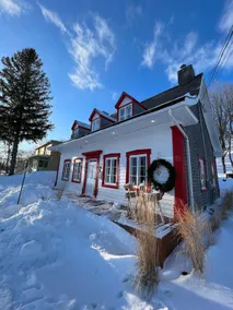 Facing the river, an ancestral chalet with a spa - Image 3