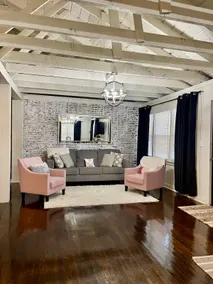 Cozy 2BR Cottage! Stay Near Restaurants & Golf - Image 2