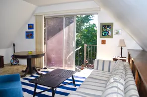 Light, airy, peaceful apartment w/ beautiful yard - Image 2