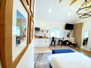 Entire Standalone Suite - Taylors - Very Central - Image 4