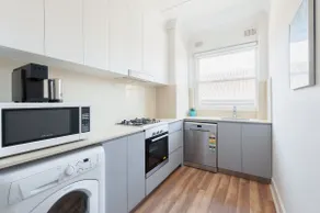 Bondi Beach quiet renovated 1 bed apt - Image 4