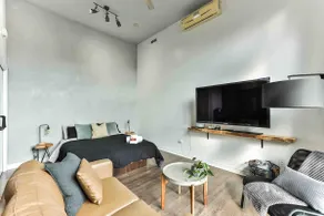 Industrial studio *12-foot ceiling* - Image 2