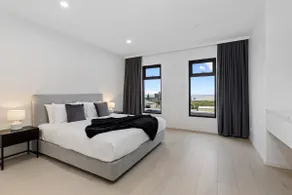 luxurious 4 Bedroom Ocean View Holiday House - Image 2