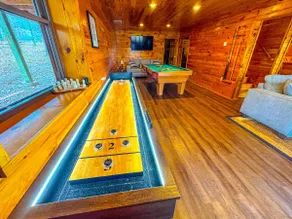 7 BR 3 BA Slps 22 Hot Tub WIFI Pool Table Free EV! - Image 3
