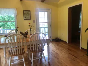 Creek-side 2 Bedroom Cottage with Mountain Views - Image 3