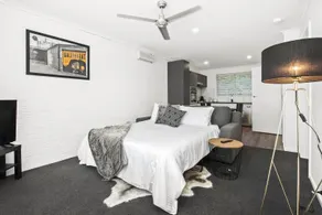 Stylish Apt | Walk to Sov Hill & Cafes | Parking - Image 4