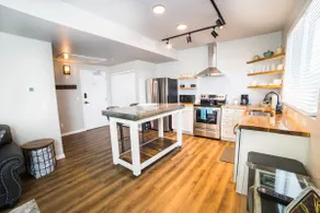 (202) Flagtown Lofts, 1 bed 1 bath, AC W/HotTub - Image 4