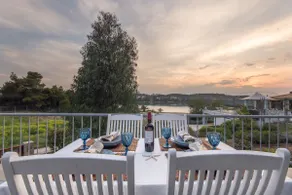 Minimal Sea View Maisonette - Image 4