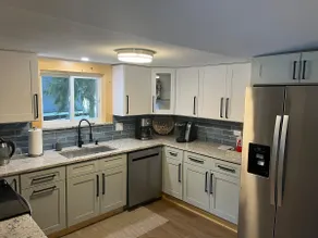 BIG BLUE COTTAGE! STEPS FROM LAKE!*Wifi*BEST VALUE - Image 5