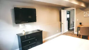 King size bed/4K TV/WiFi Internet/Large Basement - Image 3