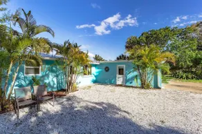 · King bed . Pool. Daily rentals - Image 4