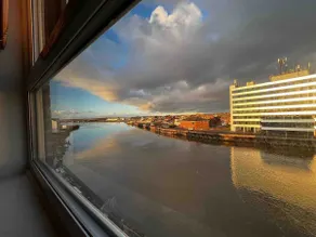 Lovely, Sleeps 6, 2 Baths, Riverside Views, Parking, Central GY - Image 4