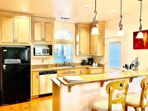 Elegant Central Cottage By Meadow with Mt. View - Image 4