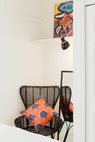 Charming, Sunny Apartment with Backyard Garden - Image 5