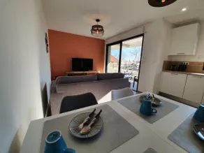 Bright new apartment with parking - Image 3
