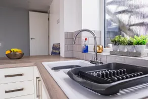 Lovely 2 Bedroom Apartment With Parking - Image 4