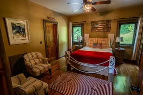 The Boathouse at Four Fillies Lodge w/ Hot Tub - Image 5